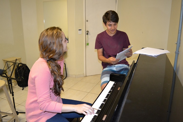 Jordana e Thiago durante monitoria de Teoria Musical, no IFG - Câmpus Goiânia